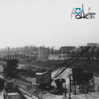 Blick auf das ehemalige Betriebsgelände der Firma Kies Menz - im Hintergrund die ehemalige Feuerwehrschule des Großherzogtum Hessen und rechts der Rundlokschuppen des Bahnbetriebswerk Kastel.
#Kastel #Mainz #Wiesbaden #Eisenbahn #Feuerwehr #Rheinufer #AKK #HeimatgeschicheErLeben #TeamHeimatforscher