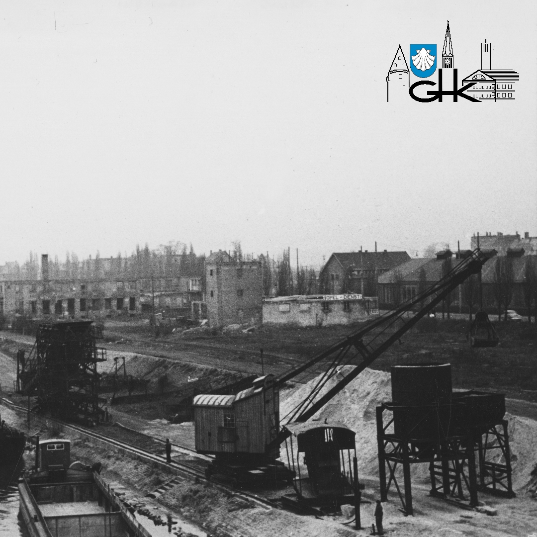 Blick auf das ehemalige Betriebsgelände der Firma Kies Menz - im Hintergrund die ehemalige Feuerwehrschule des Großherzogtum Hessen und rechts der Rundlokschuppen des Bahnbetriebswerk Kastel.
#Kastel #Mainz #Wiesbaden #Eisenbahn #Feuerwehr #Rheinufer #AKK #HeimatgeschicheErLeben #TeamHeimatforscher