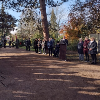 Am heutigen Volkstrauertag gedachte der Kasteler Vereinsring der Toten durch Krieg und Gewalt. Musikalisch begleitet wurde die Gedenkveranstaltung wieder durch die Kasteler Musikanten, Fackelträger der Freiwillige Feuerwehr Mainz-Kastel sowie Fahnenabordnungen einiger Kasteler Vereine.
#Volkstrauertag #Gedenken #NieWiederKrieg #Frieden #TeamHeimatforscher #DenTotenGedenken #GegenGewalt
