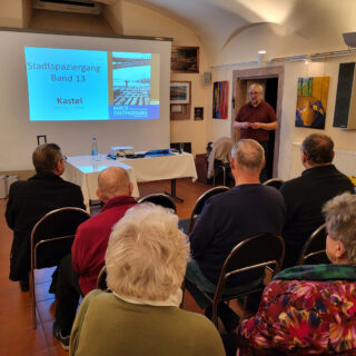 Gestern Abend hatten wir die Ehre Michael Bermeitinger zu Gast zu haben, der seinen neuesten Band der Mainzer Stadtspaziergänge präsentierte. Er gab interessante Einblicke in die Entstehung der Bände und zeigte zahlreiche Bilder zum historischen Kastel. Der 13. Band der Mainzer Stadtspaziergänge über Amöneburg, Kastel und Kostheim ist nun im Buchhandel erhältlich.
#kastel #kostheim #amöneburg #reduit #mainz #Buchvorstellung #mainzerstadtspaziergänge #GHK #HeimatgeschichteErLeben #TeamHeimatforscher #VRM #TZ